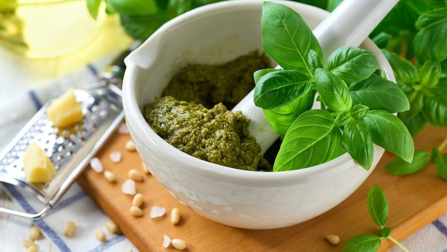 Tlmí zápal kĺbov a spravíte z nej skvelé pesto. Kráľovná byliniek pomôže pri nespavosti aj ťažkom žalúdku